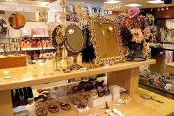 お店入口近くにある雑貨や小物のコーナー