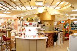 化粧品店には珍しいカフェコーナー