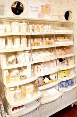 清潔感のあるかわいらしいポール&ジョーのコーナー