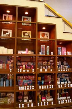 2階へ上がる階段に設置された香水の棚