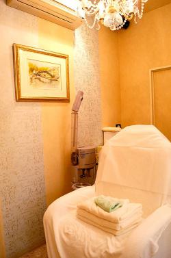 リラックスしてハンドエステを受けられるよう個室も