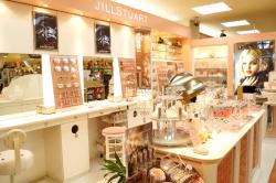 人気ブランドのジルスチュアートのコスメも取り扱っている